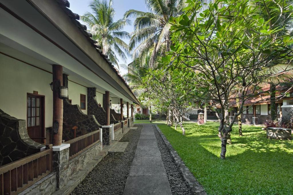 Sunrise Beach Hotel Pangandaran Extérieur photo